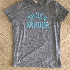 grey underarmor t-shirt